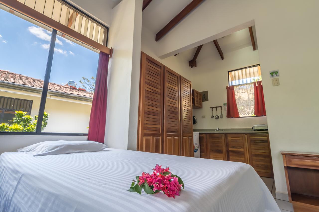 Hotel Colinas Del Sol Atenas Exterior photo